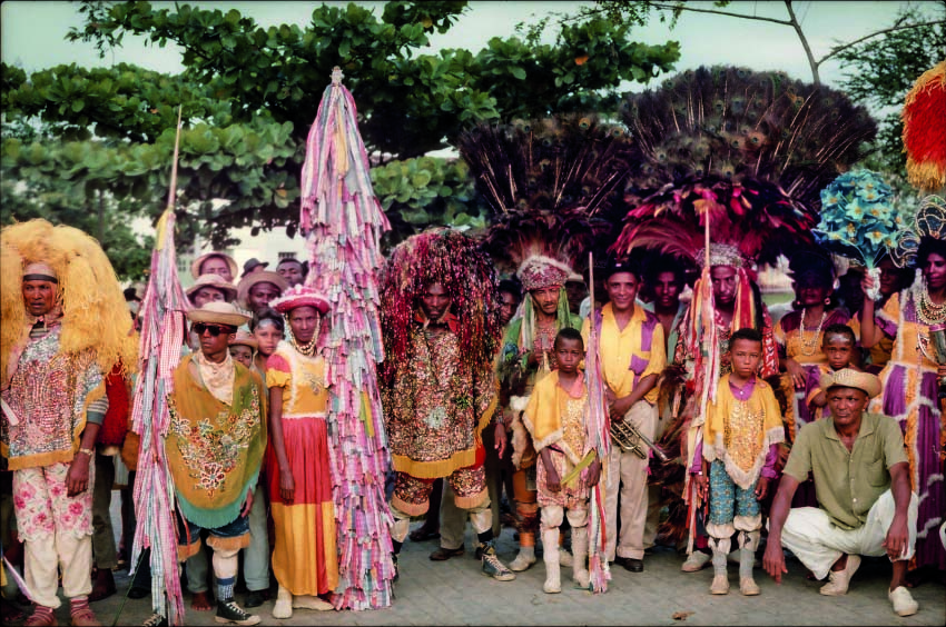 Caboclos de lança Tuchau, entre eles, Seu Bubu (no centro), do Maracatu Rural Estrela da Tarde, Recife, 1964. Foto: Katarina Real/ Acervo Fundação Joaquim Nabuco/MEC