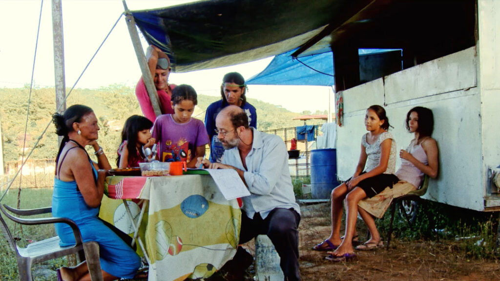 Grupo de pessoas sentadas à mesa