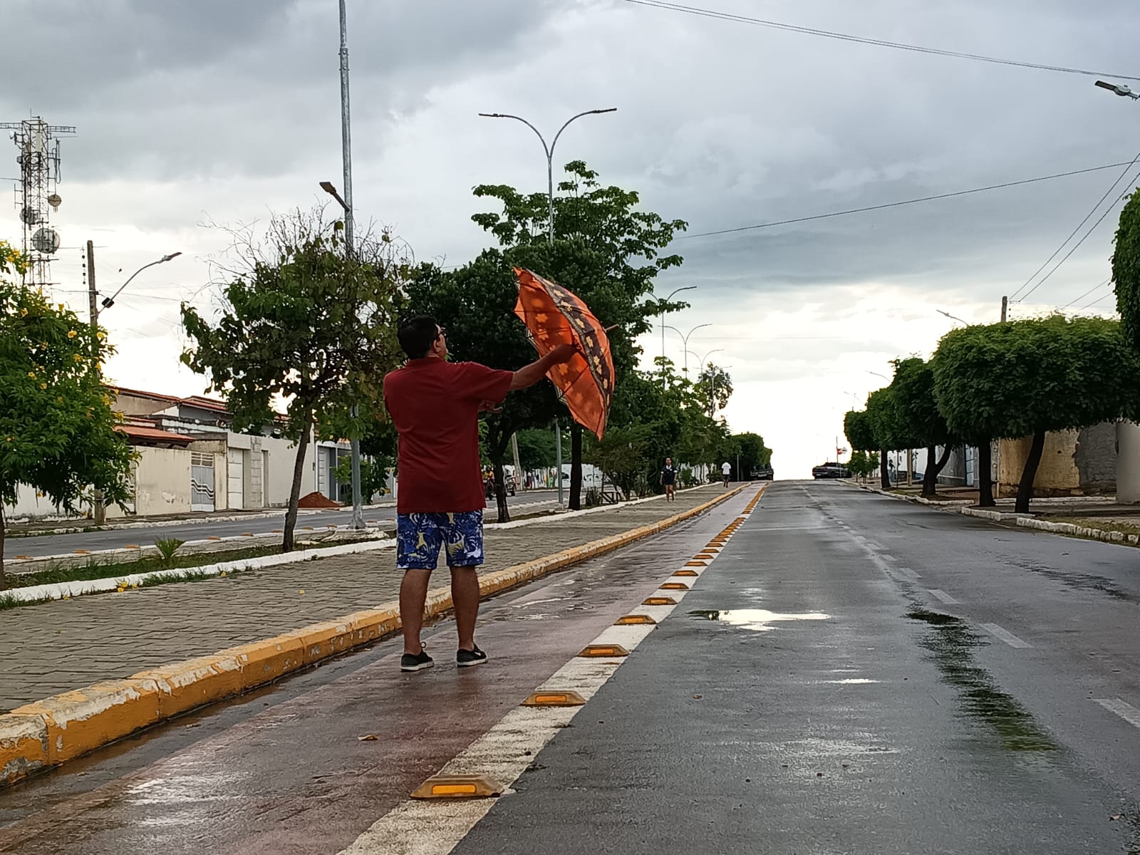 Cícero Belmar caminhando na chuva